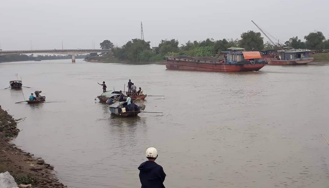 Chong tu vong, vo mat tich sau vu lat thuyen tren song hinh anh