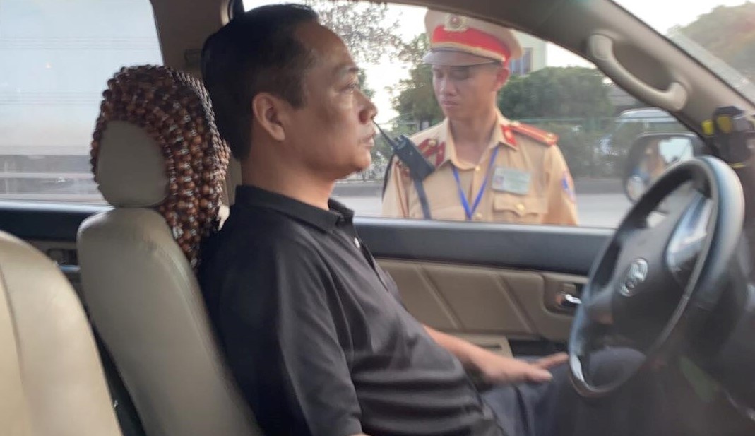 Tai xe co thu 3 gio, lien tuc uong nuoc khi bi kiem tra nong do con hinh anh