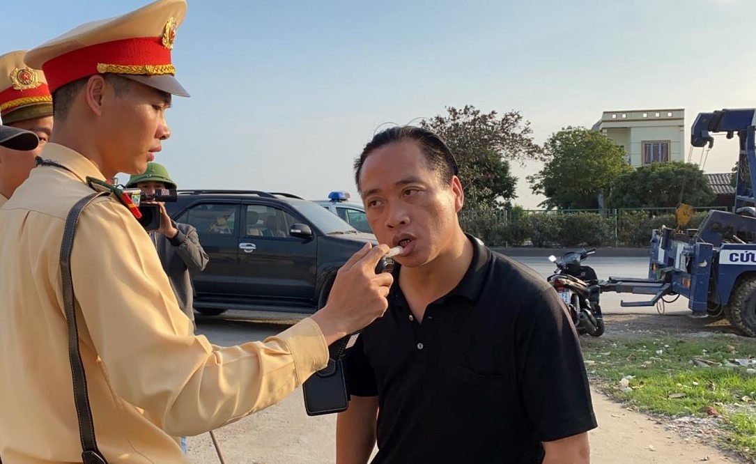 tai xe co thu khi bi kiem tra anh 2