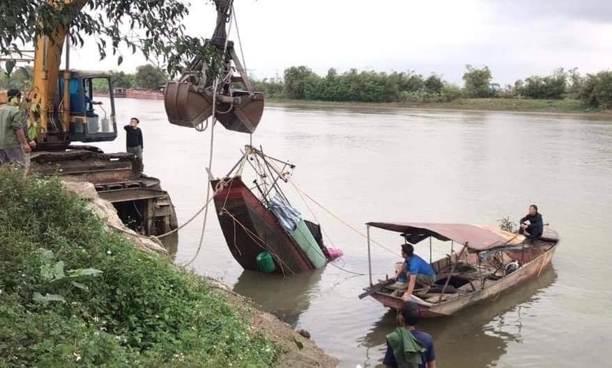 Tim thay thi the nguoi vo trong vu lat thuyen tren song Tra Ly hinh anh