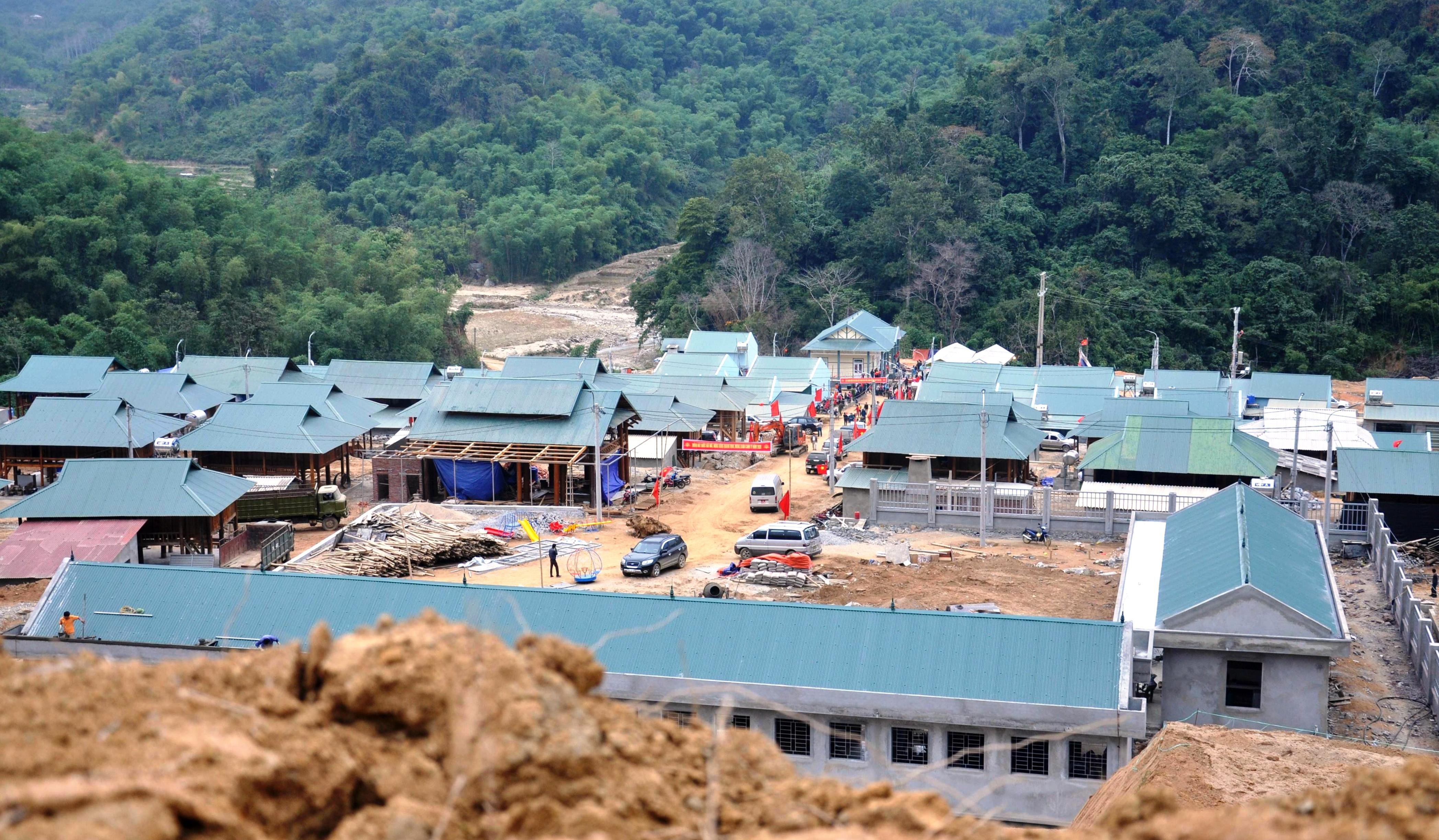 Ban lang noi 15 nguoi bi lu cuon troi co nha moi hinh anh