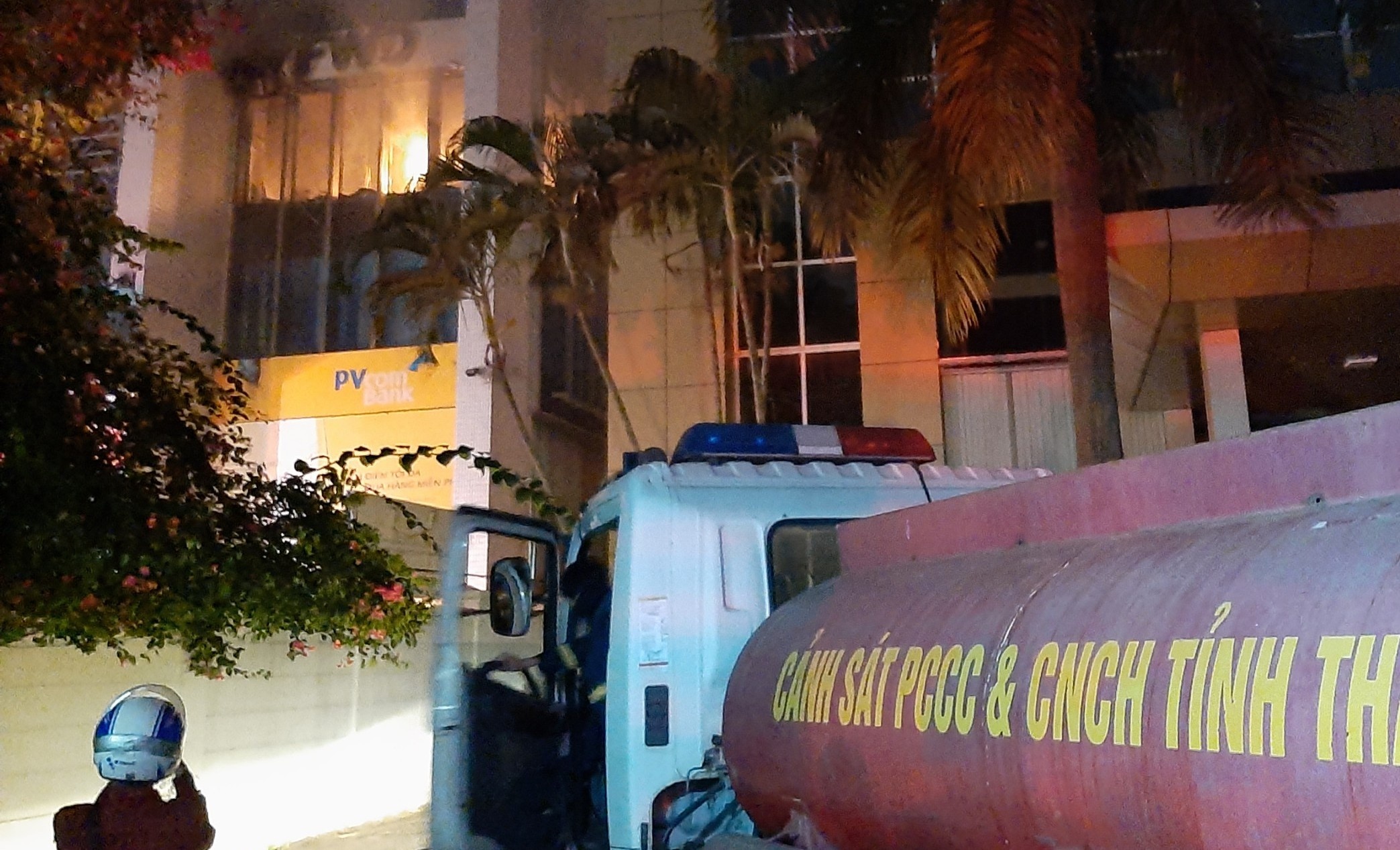 Hien truong vu chay toa nha dau khi Thanh Hoa hinh anh