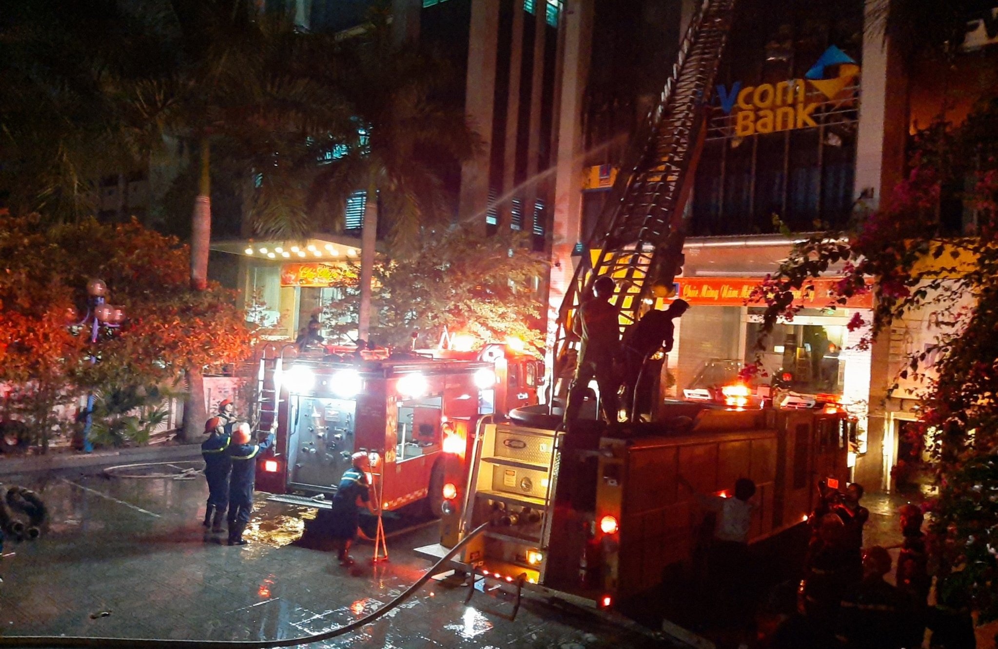 Chay o toa nha dau khi Thanh Hoa 2 nguoi chet, 13 nguoi bi thuong hinh anh