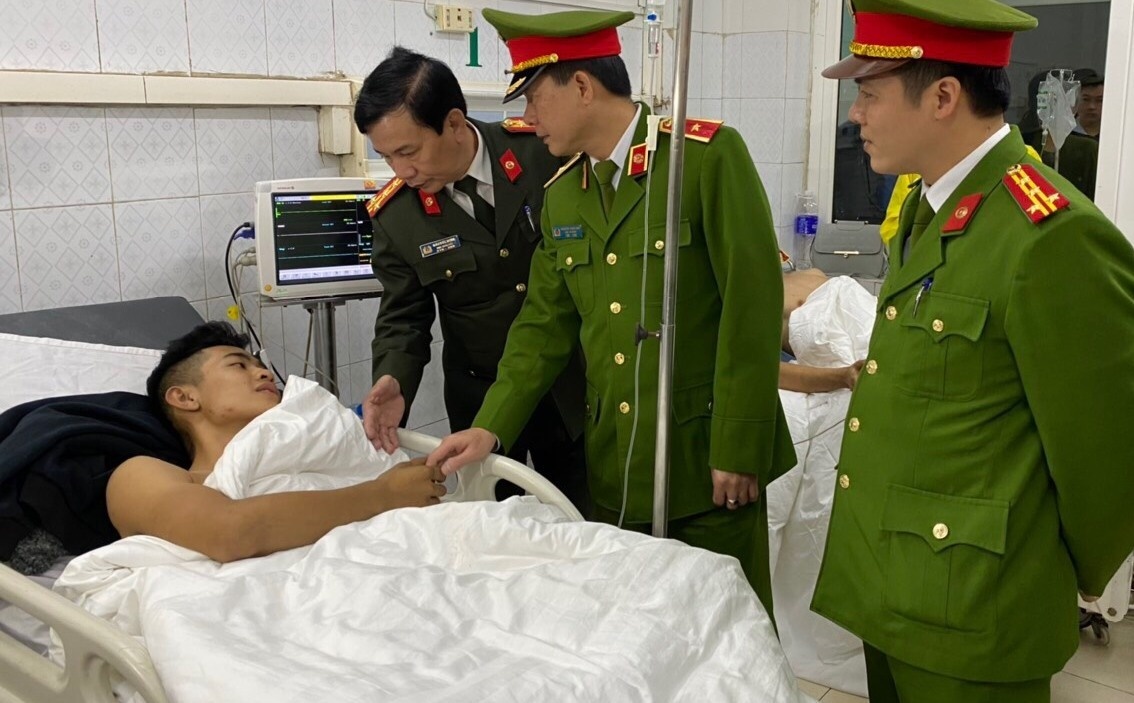 Canh sat nhuong binh duong khi cuu nan nhan vu chay toa nha dau khi hinh anh