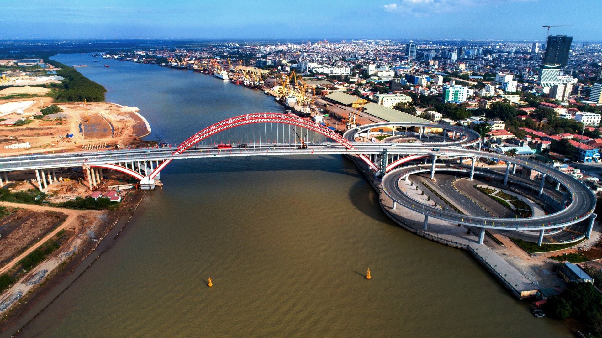 Nhung chiec cau vuot song, vuot bien cua thanh pho Cang hinh anh