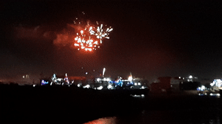 Ngu dan Nghe An no phao truoc mui tau dem giao thua hinh anh