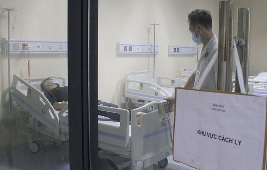 Cach ly 18 y, bac si tiep xuc be trai nghi nhiem virus corona hinh anh