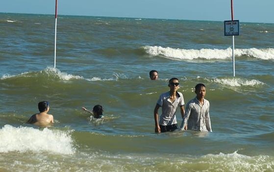 Cuu 36 du khach lot vao ao xoay nguy hiem tren bien Vung Tau hinh anh