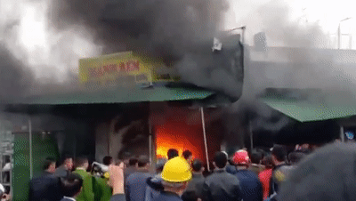 Cho huyen chay du doi chieu mung 4 Tet hinh anh