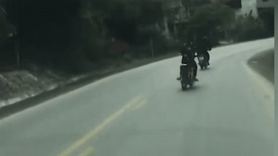 Nam thanh nien say ruou dam vao vach nui hinh anh