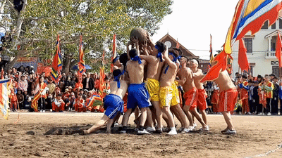 Trai lang tranh gianh qua cau nang 20 kg hinh anh