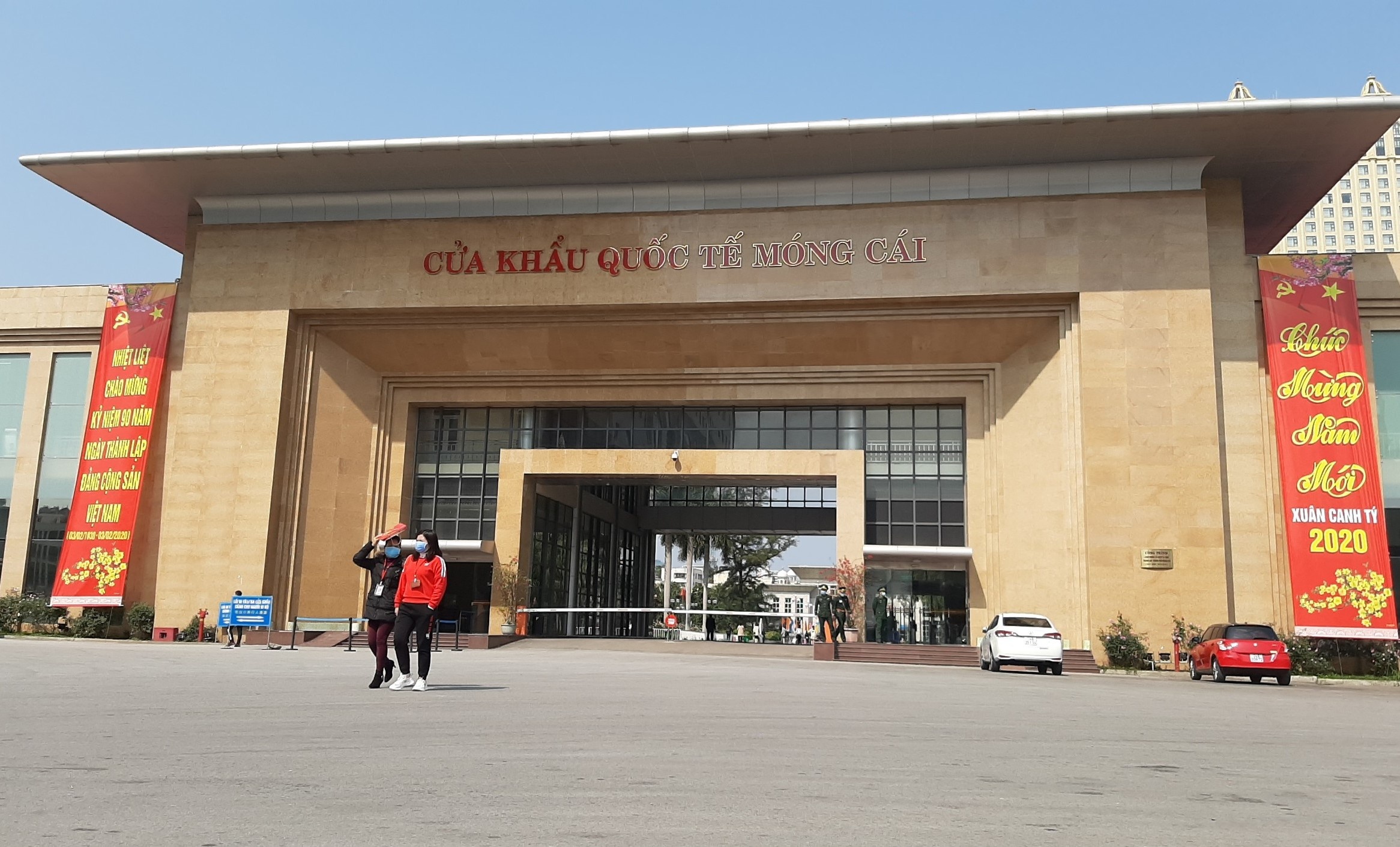 Han che lam thu tuc xuat nhap canh qua cua khau Mong Cai hinh anh