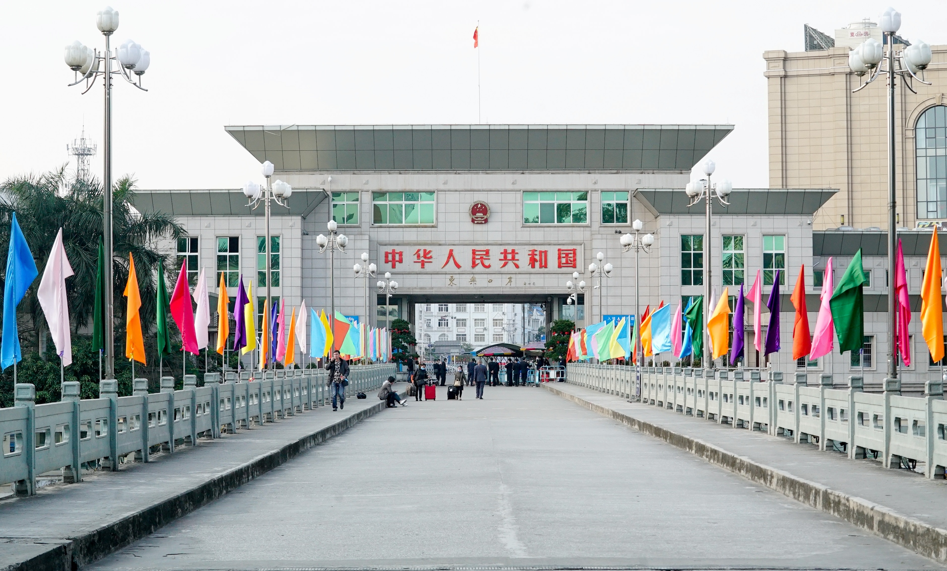 Cua khau Mong Cai vang lang truoc dich virus corona hinh anh