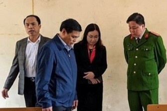 Hieu truong bi dieu chuyen vi lo la chong dich corona hinh anh