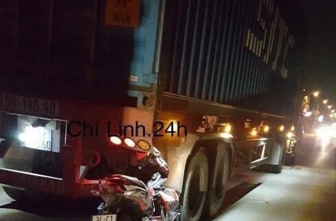 Nam thanh nien di Exciter tu vong sau cu tong duoi container hinh anh