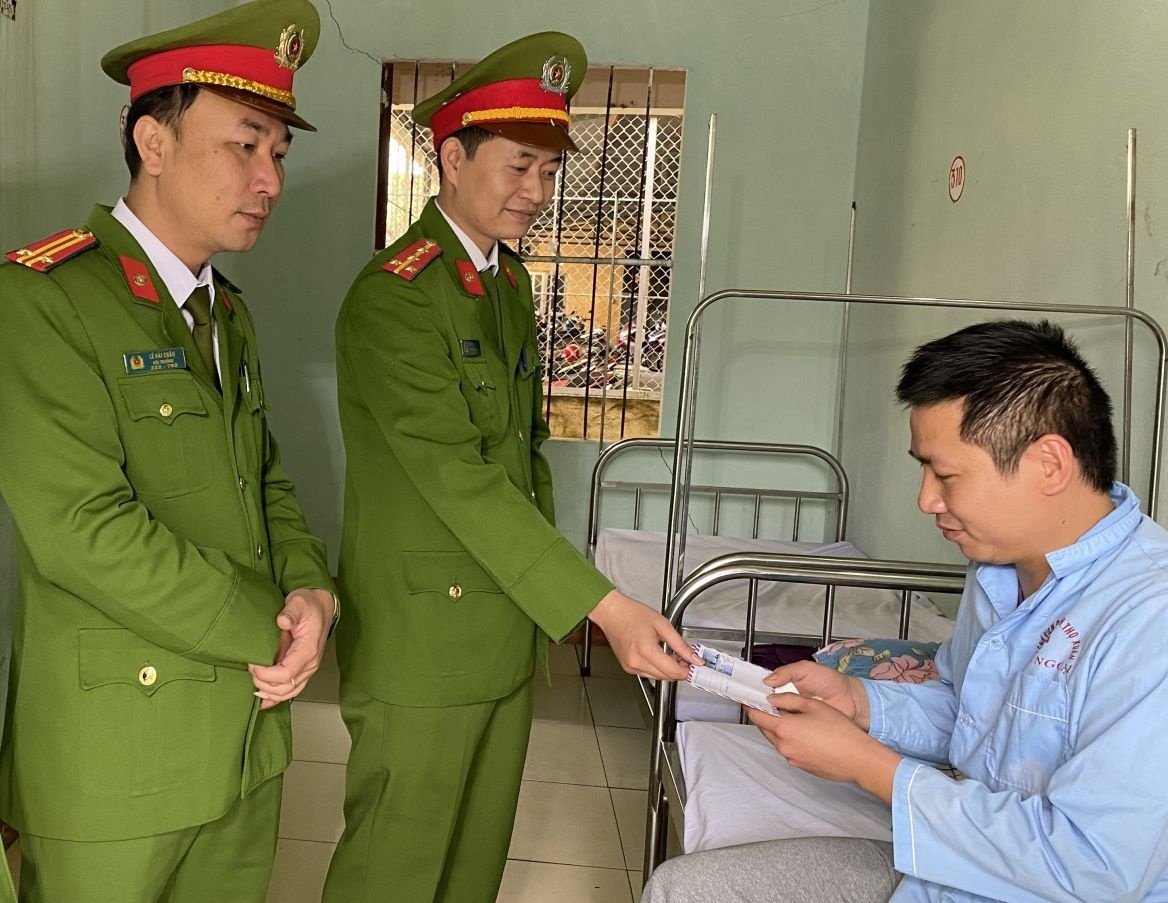 cảnh sát bị thương khi ngăn chặn ảnh 1 canh sat bi thuong khi ngan chan anh 1
