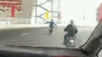 Nam thanh nien buong hai tay khi di tren cau Hoang Van Thu hinh anh