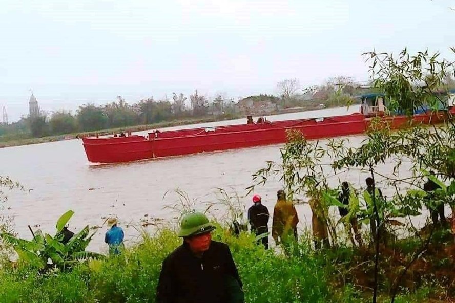 Tau cat dam chim thuyen tren song Day, mot nguoi mat tich hinh anh
