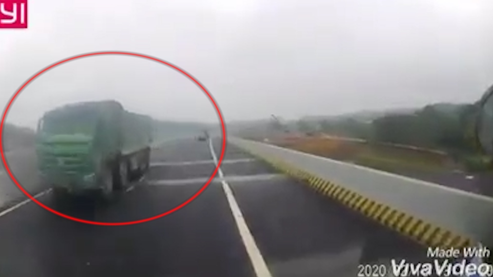 Xe tai chay nguoc chieu tren cao toc Bac Giang - Lang Son hinh anh