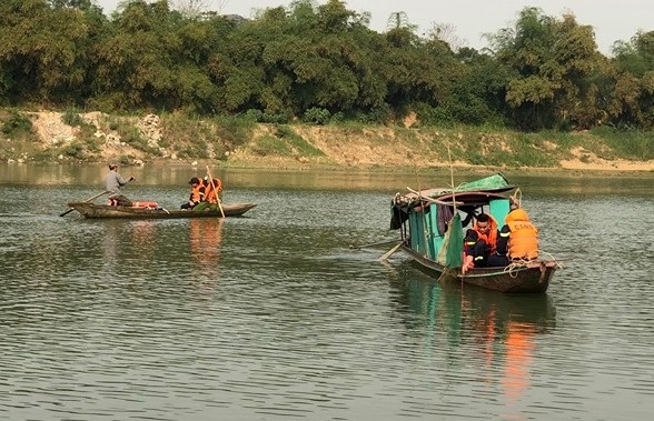 Hang chuc canh sat tim kiem nam thanh nien nhay cau hinh anh
