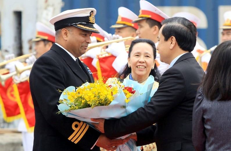 Tau Hai quan Hoang gia Anh HMS Enterprise tham Hai Phong hinh anh