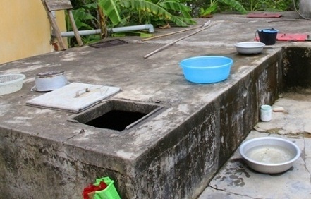 Hai chau be tu vong trong be nuoc cua gia dinh hinh anh