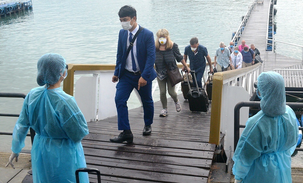 4 khach nuoc ngoai nhiem Covid-19 da di nhung dau o Ha Long? hinh anh