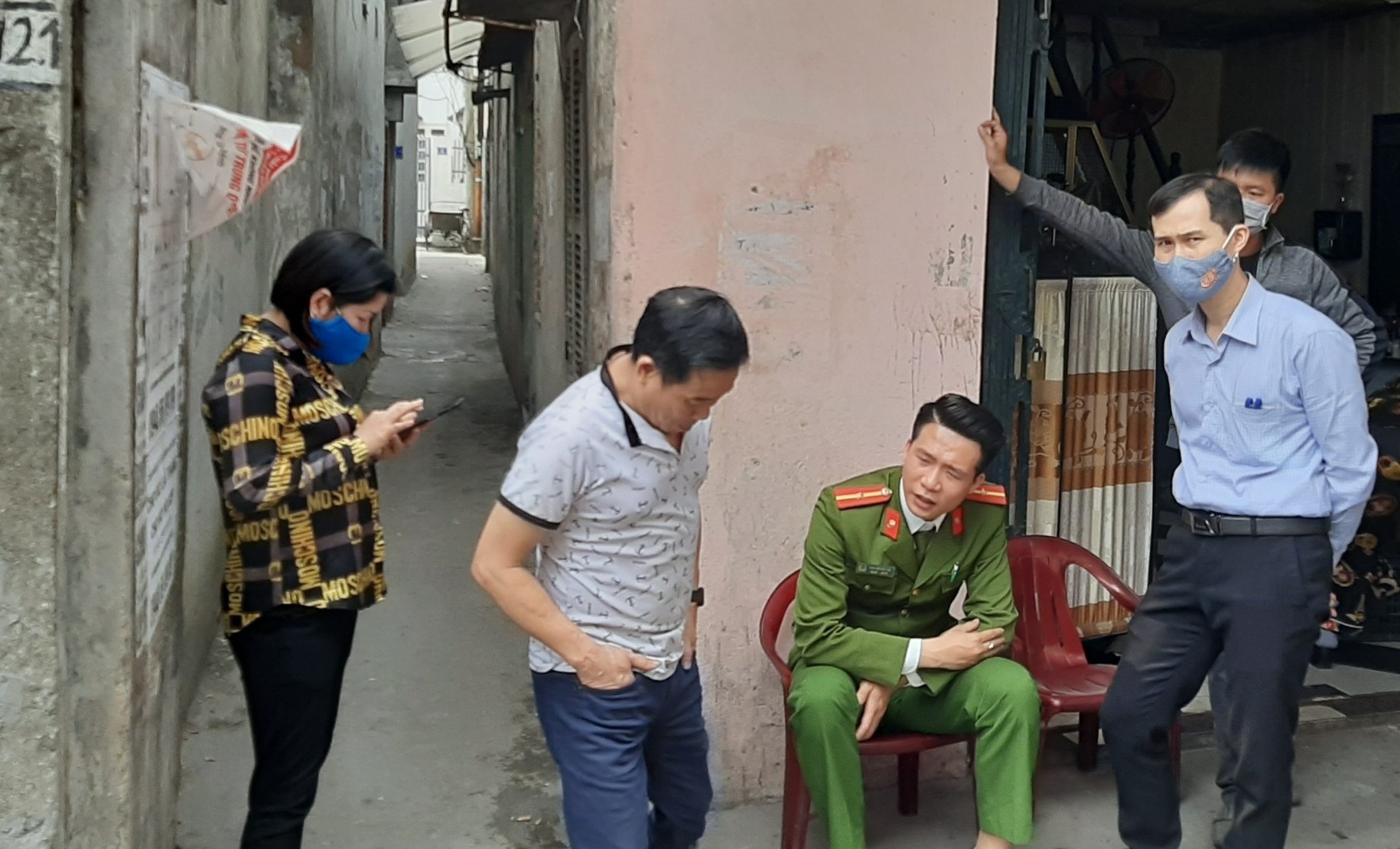 Nguoi dan ong bi dam chet khi dang ngoi sua xe hinh anh