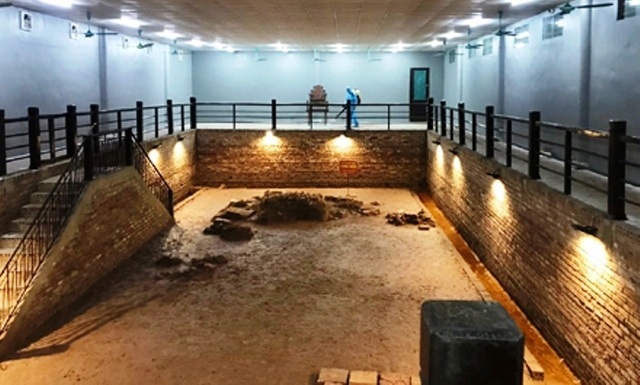 Di tich co do Hoa Lu tam dong cua de khu khuan hinh anh