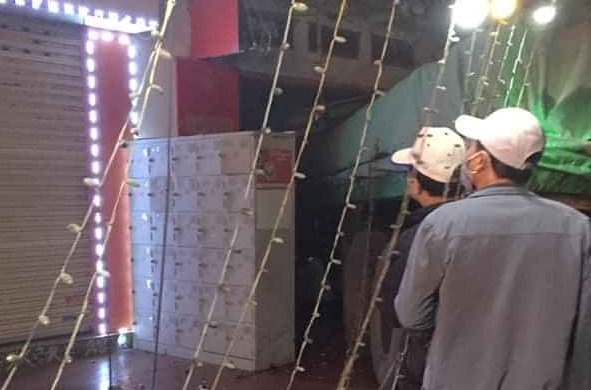 Xe container dam xuyen thung 2 nha dan luc rang sang hinh anh