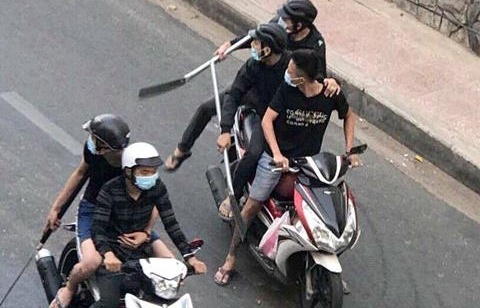 Mot nguoi bi chem guc tren pho di bo o Hai Phong hinh anh