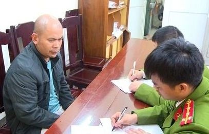 Bat qua tang 15 nguoi danh bac trong nha hoang hinh anh