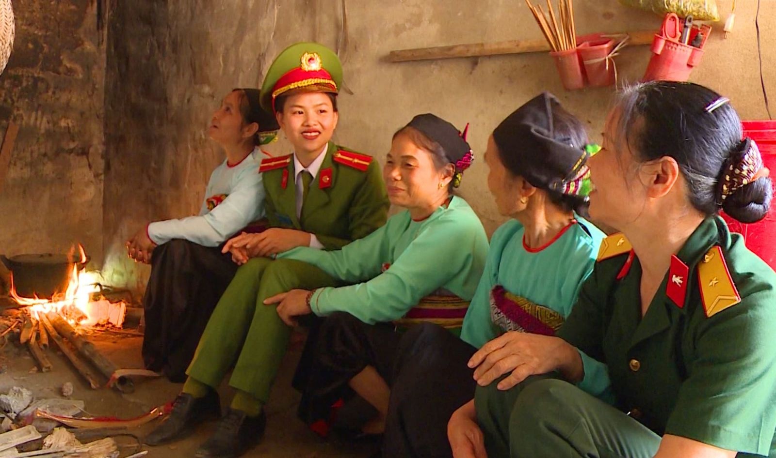 Thanh Hoa dua cong an chinh quy ve xa anh 1