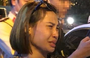 Nguoi phu nu tren xe Audi khoc loc khi canh sat phat hien boc ma tuy hinh anh