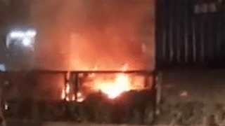 Xe container boc chay khi chay tren dai lo hinh anh