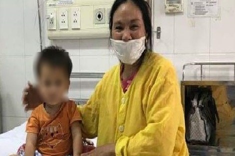 Be gai 2 tuoi uong nham thuoc diet chuot vi tuong siro hoa qua hinh anh