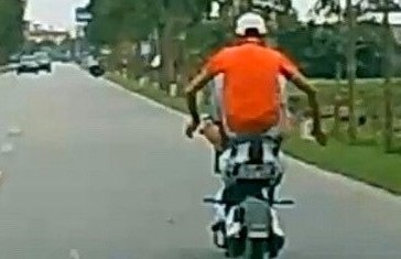 Nguoi dung chan dieu khien xe dap dien bi phat 3,7 trieu hinh anh