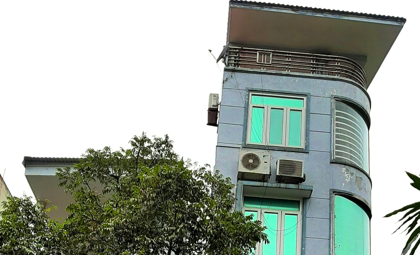 Nha 5 tang bi nghieng khi dang sua, hang xom so tan trong dem hinh anh