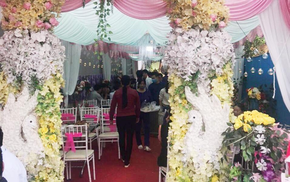 60 nguoi du tiec cuoi giua mua dich anh 2