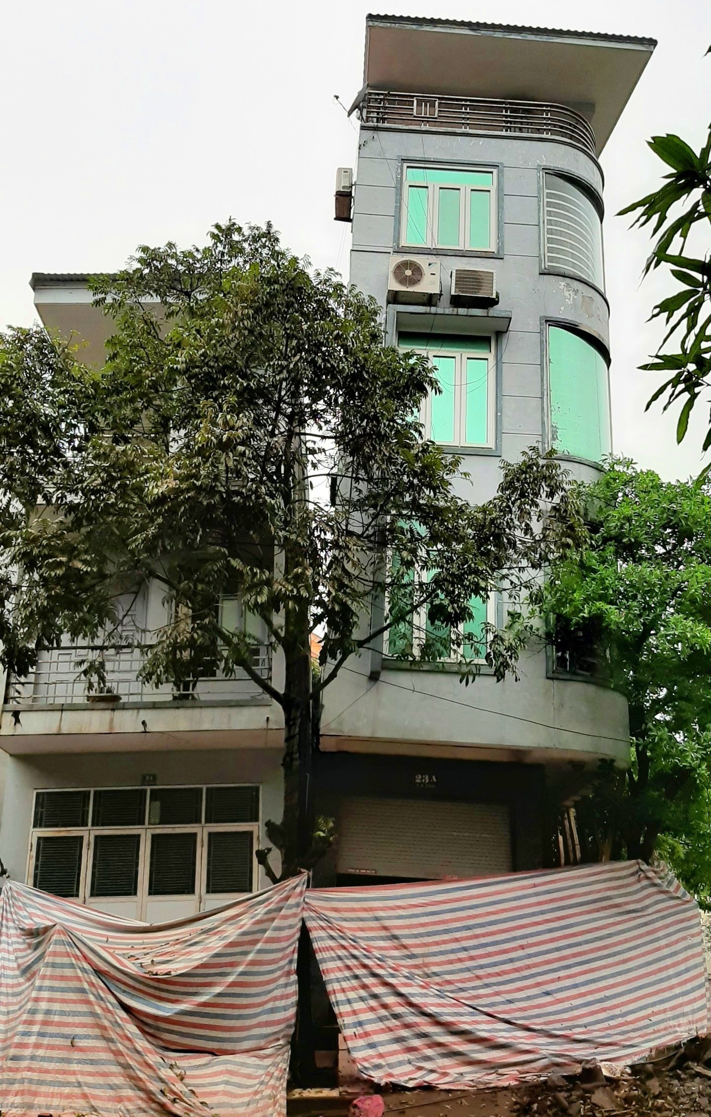 ngoi nha 4 tang nghieng anh 1