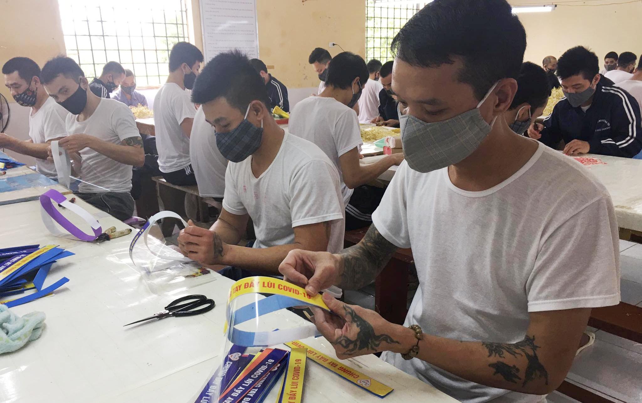 học viên cai nghiện tặng kính giọt bắn ảnh 1 hoc vien cai nghien tang kinh giot ban anh 1