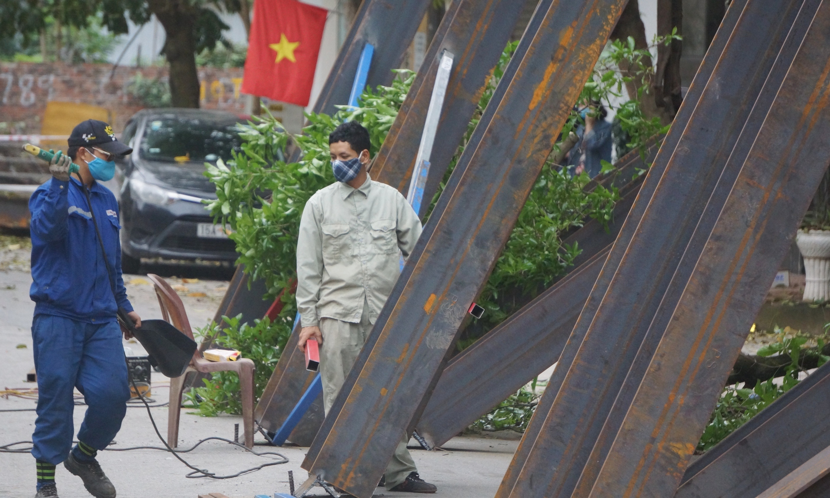 Dam sat chong do ngoi nha 5 tang bi nghieng nua met hinh anh