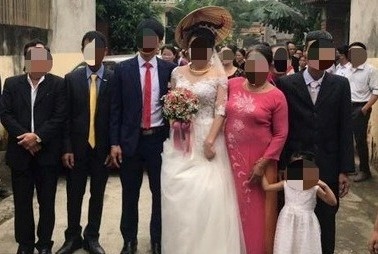 Dinh chi chu tich xa de dan to chuc dam cuoi giua mua dich hinh anh