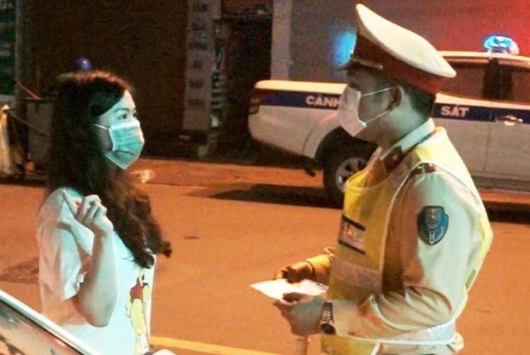 Cong an Hai Phong kiem tra nguoi dan ra duong sau 22h hinh anh