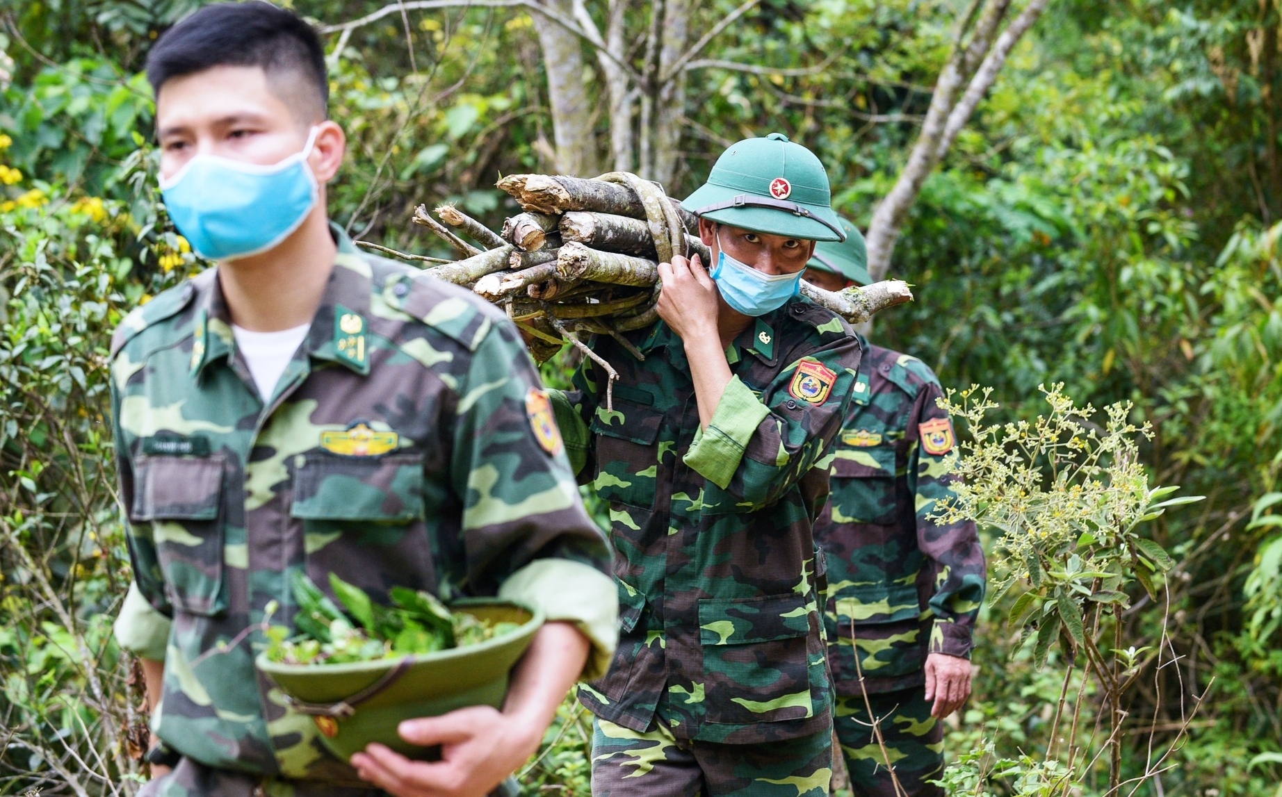 Cuoc song cua linh bien phong noi tuyen dau chong dich Covid-19 hinh anh