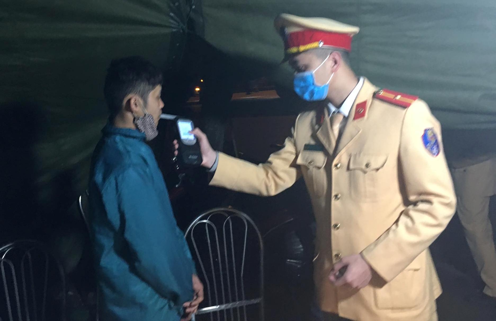 Nam thanh nien dam xe may vao nu can bo y te tai chot kiem dich hinh anh