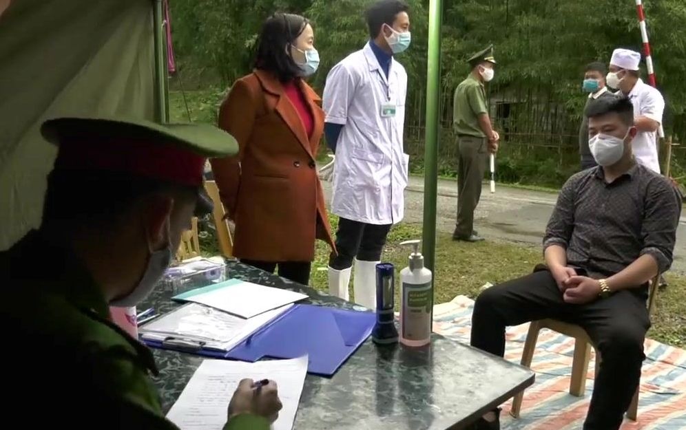 4 thanh nien tron cach ly di du sinh nhat ban hinh anh