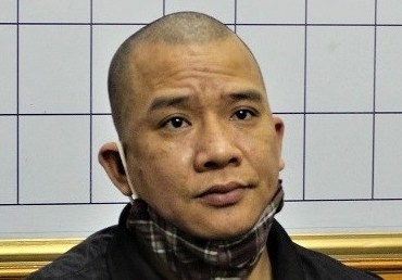 Nguoi dan ong di xe may dien cat sung, dan trong cop hinh anh