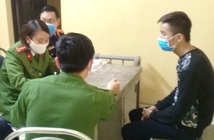 Nam thanh nien dam xe vao dai uy cong an tai chot kiem dich hinh anh