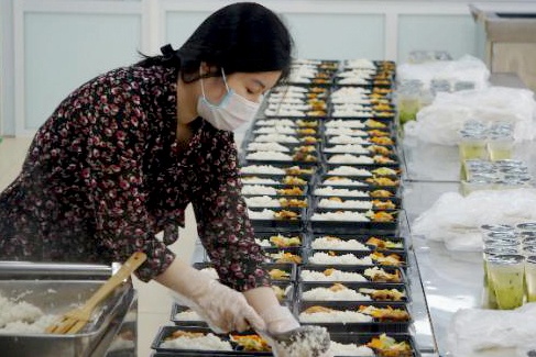 Giao vien day tu 3h sang nau com cho nguoi cach ly hinh anh